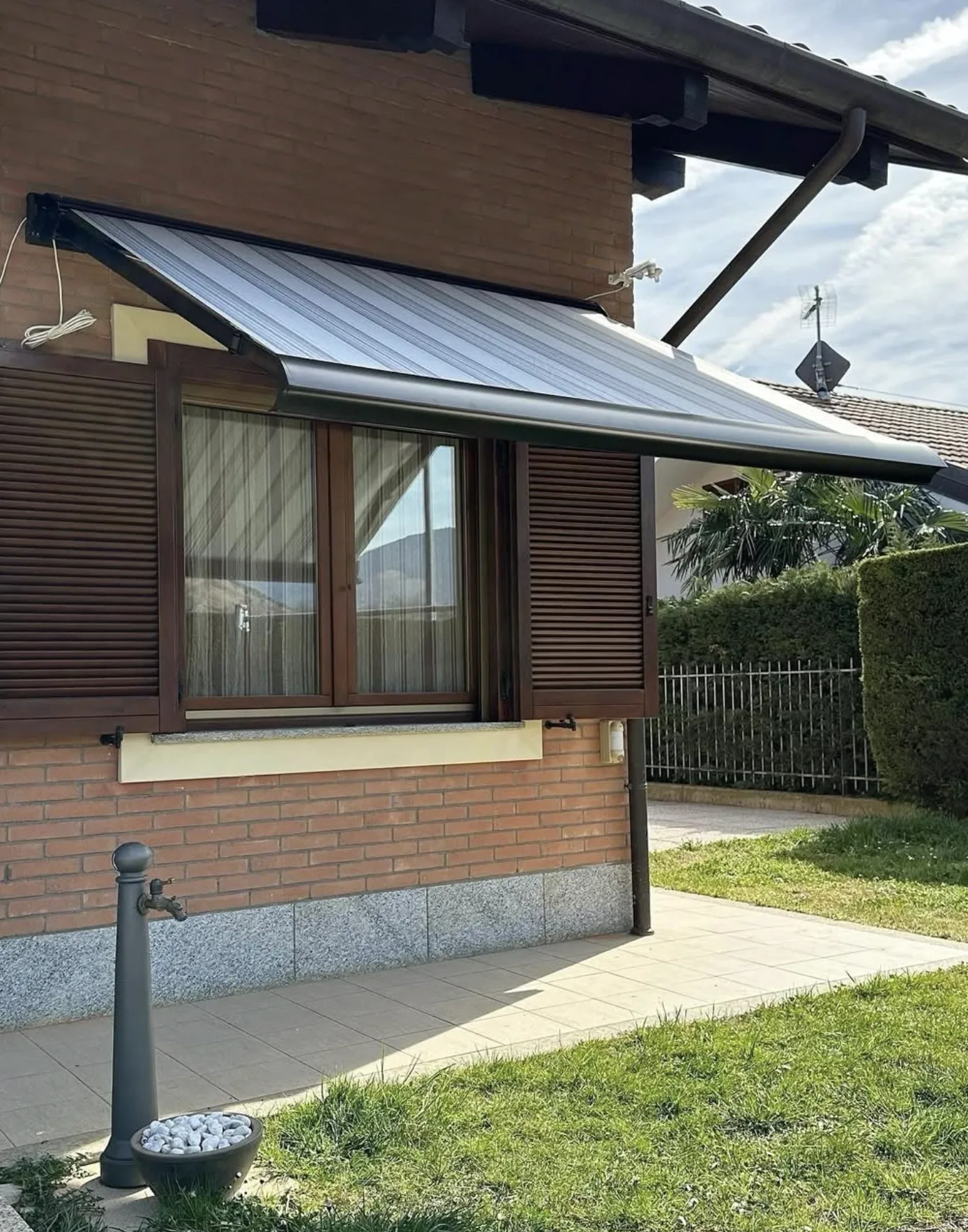 Tenda da sole a bracci su villetta — Torino provincia — GBR Group
