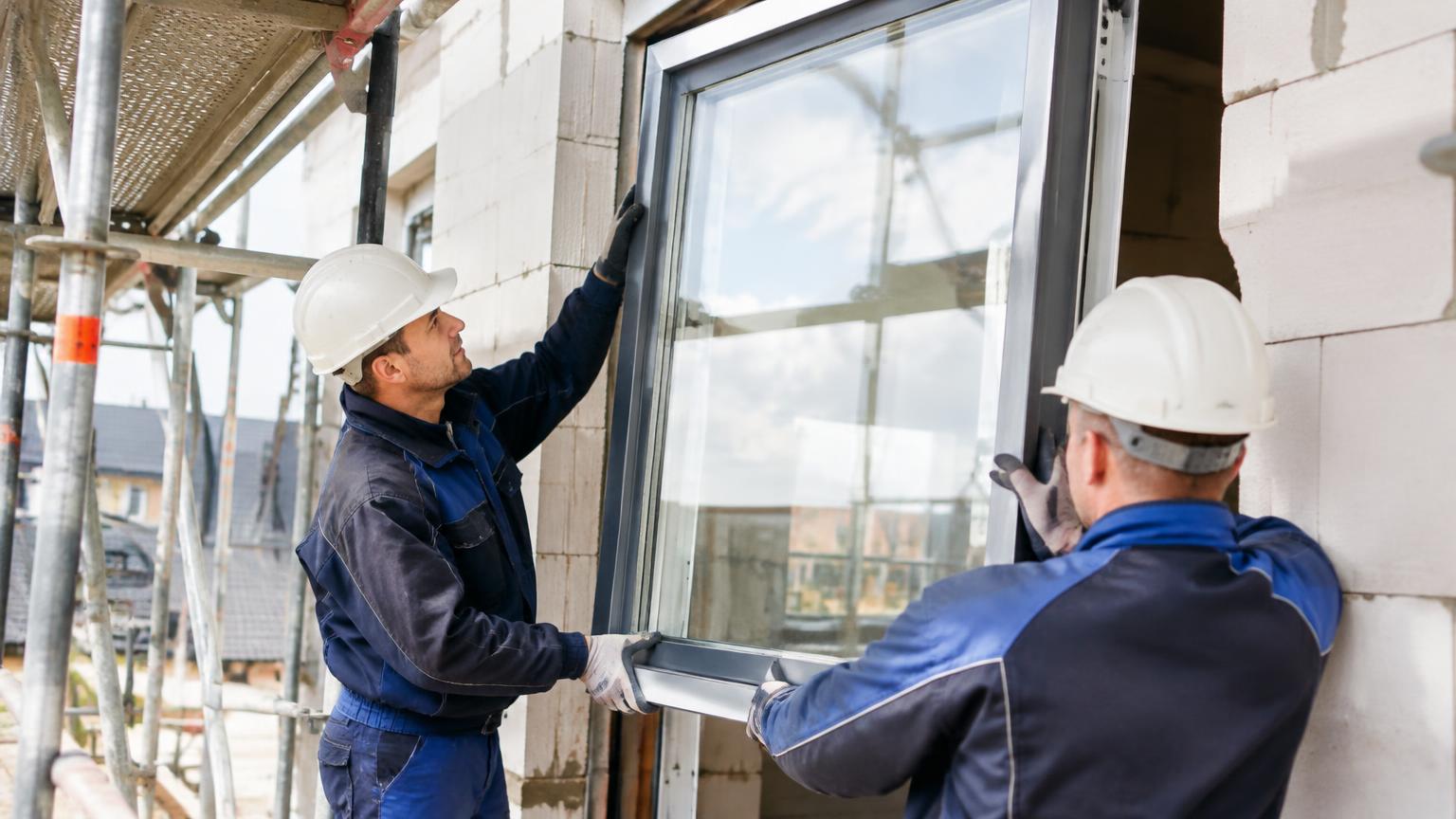 Operai GBR Group durante la posa di una finestra in PVC su cantiere edile a Torino