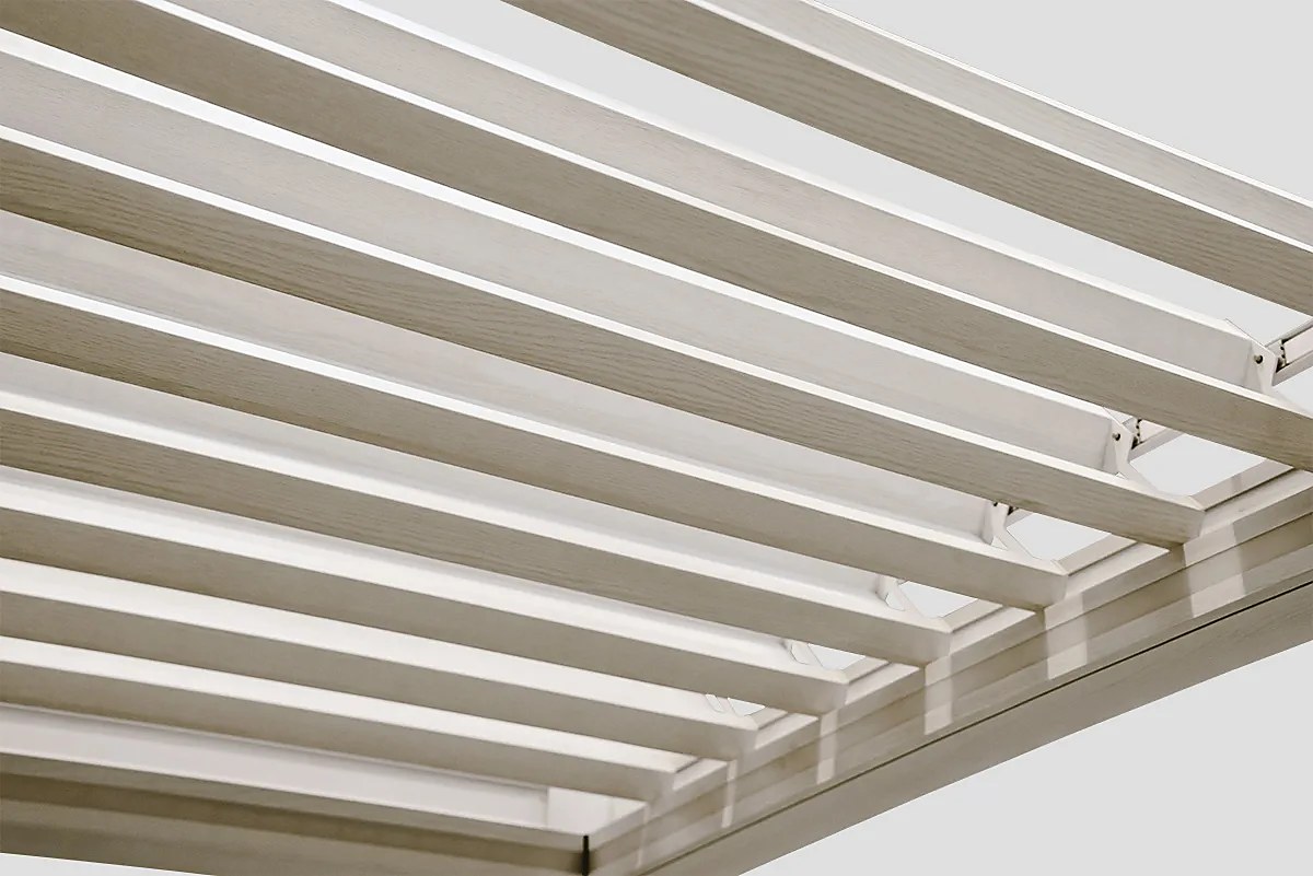 Dettaglio delle lamelle orientabili in alluminio di una pergola bioclimatica — GBR Group Torino